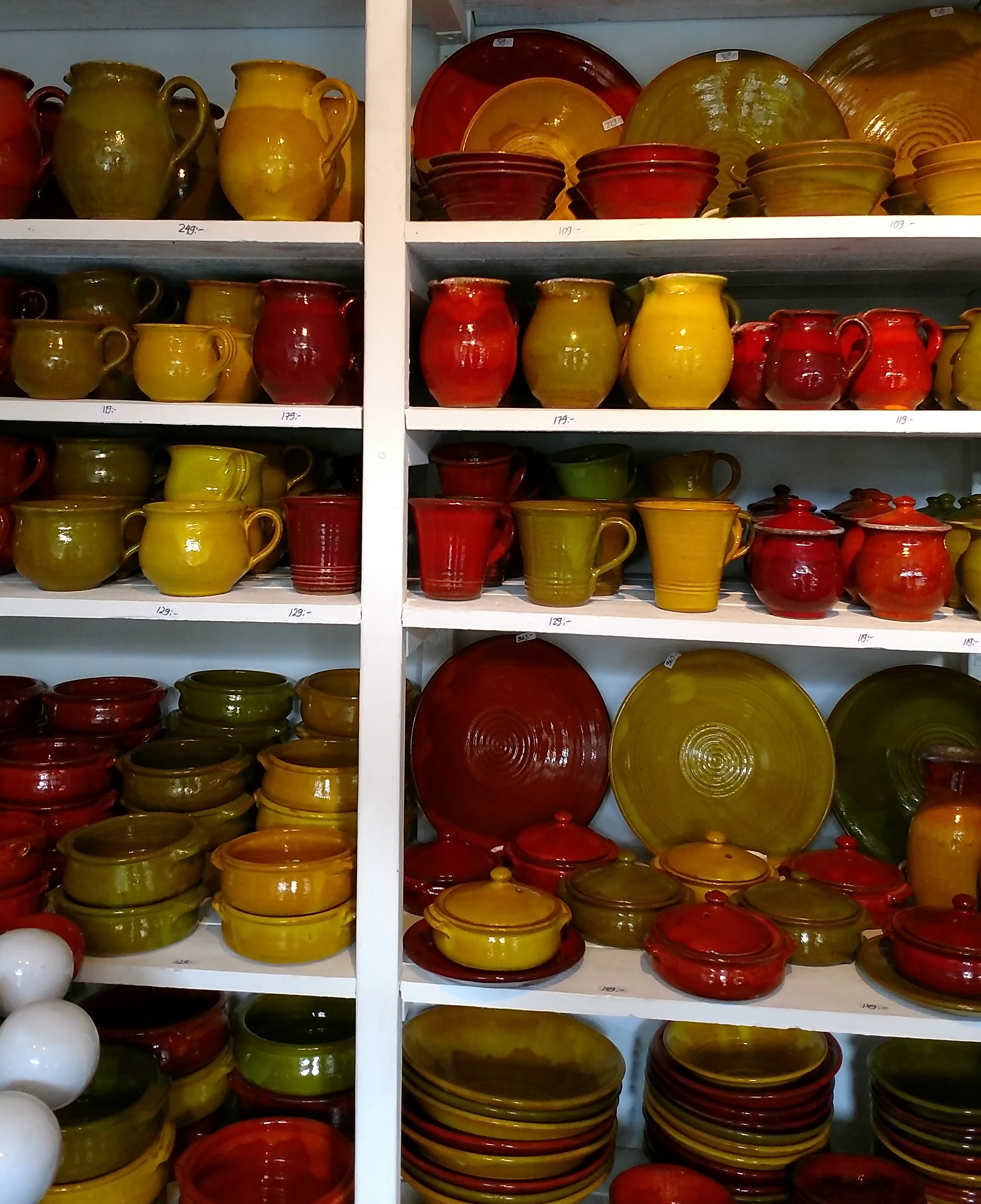 20170827 En liten bit... keramikhylla