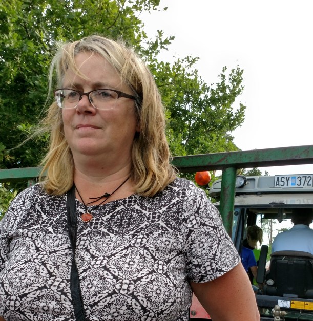Hanna på traktorsläpet till Roots