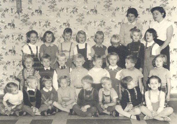 Lekskola på Onsdagsvägen från 1954. Agneta Pettersson 5 år tredje fr vänster nederst